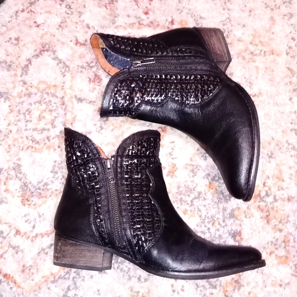 Seychelles Shoes - DOUBLE ZIPPER WESTERN STYLE BOOTIES